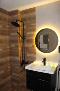 Future Inn Hotel Nizami street的一间浴室