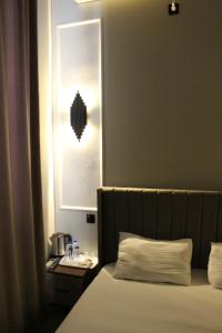 Future Inn Hotel Nizami street客房内的一张或多张床位