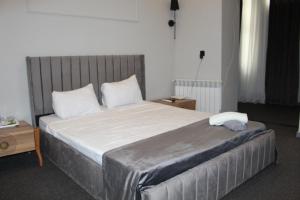 Future Inn Hotel Nizami street客房内的一张或多张床位