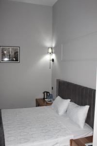Future Inn Hotel Nizami street客房内的一张或多张床位