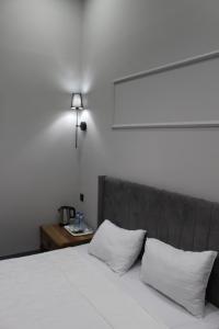 Future Inn Hotel Nizami street客房内的一张或多张床位
