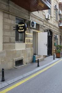 巴库Future Inn Hotel Nizami street的路边有招牌的建筑物