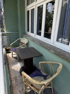 d'une table, de deux chaises, d'une table et de deux fenêtres dans l'établissement Departamento centrico, à San Fernando del Valle de Catamarca
