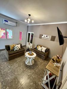un salon avec deux canapés et une table dans l'établissement Departamento centrico, à San Fernando del Valle de Catamarca