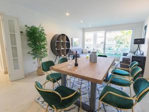 Posedenie v ubytovaní VACATION MARBELLA I Las Canas Beachfront Haven, Sea View, Jacuzzi, Golden Mile, Duplex Penthouse, 24-7 security