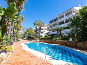 Bazén v ubytovaní VACATION MARBELLA I Las Canas Beachfront Haven, Sea View, Jacuzzi, Golden Mile, Duplex Penthouse, 24-7 security alebo v jeho blízkosti