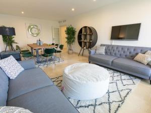 Posedenie v ubytovaní VACATION MARBELLA I Las Canas Beachfront Haven, Sea View, Jacuzzi, Golden Mile, Duplex Penthouse, 24-7 security