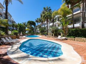Bazén v ubytovaní VACATION MARBELLA I Las Canas Beachfront Haven, Sea View, Jacuzzi, Golden Mile, Duplex Penthouse, 24-7 security alebo v jeho blízkosti