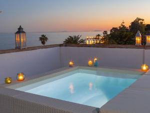 Bazén v ubytovaní VACATION MARBELLA I Las Canas Beachfront Haven, Sea View, Jacuzzi, Golden Mile, Duplex Penthouse, 24-7 security alebo v jeho blízkosti