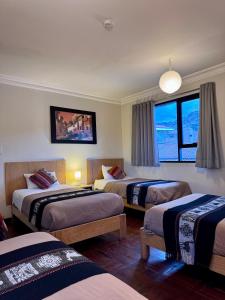 pokój hotelowy z 3 łóżkami i oknem w obiekcie TATA Hotel Boutique w Cuzco +33 zdjęcia