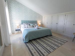 Posteľ alebo postele v izbe v ubytovaní VACATION MARBELLA I Las Canas Beachfront Haven, Sea View, Jacuzzi, Golden Mile, Duplex Penthouse, 24-7 security