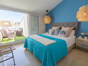 Posteľ alebo postele v izbe v ubytovaní VACATION MARBELLA I Las Canas Beachfront Haven, Sea View, Jacuzzi, Golden Mile, Duplex Penthouse, 24-7 security