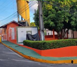 a street with an orange and green curb next to a building at Apartamento em ótima localização in Manaus