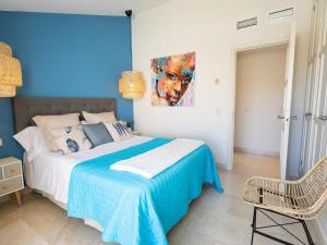 Posteľ alebo postele v izbe v ubytovaní VACATION MARBELLA I Las Canas Beachfront Haven, Sea View, Jacuzzi, Golden Mile, Duplex Penthouse, 24-7 security