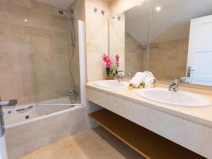 Kúpeľňa v ubytovaní VACATION MARBELLA I Las Canas Beachfront Haven, Sea View, Jacuzzi, Golden Mile, Duplex Penthouse, 24-7 security