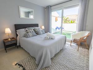 Posteľ alebo postele v izbe v ubytovaní VACATION MARBELLA I Las Canas Beachfront Haven, Sea View, Jacuzzi, Golden Mile, Duplex Penthouse, 24-7 security