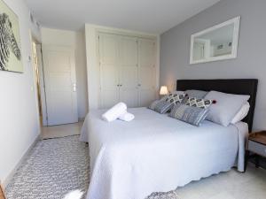 Posteľ alebo postele v izbe v ubytovaní VACATION MARBELLA I Las Canas Beachfront Haven, Sea View, Jacuzzi, Golden Mile, Duplex Penthouse, 24-7 security