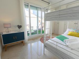 Posteľ alebo postele v izbe v ubytovaní VACATION MARBELLA I Las Canas Beachfront Haven, Sea View, Jacuzzi, Golden Mile, Duplex Penthouse, 24-7 security