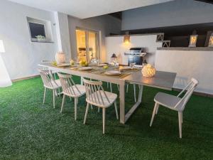 Kuchyňa alebo kuchynka v ubytovaní VACATION MARBELLA I Las Canas Beachfront Haven, Sea View, Jacuzzi, Golden Mile, Duplex Penthouse, 24-7 security