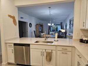 Küche/Küchenzeile in der Unterkunft Close to Englewood and Boca Grande beach, monthly New Vacation Villa