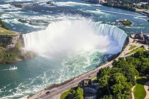 una vista aérea de las cataratas del Niágara en Guest House Room No 03, en Mississauga