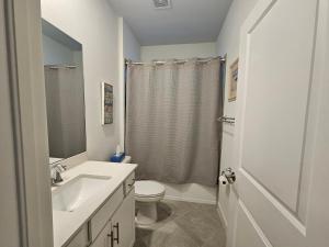 ein weißes Badezimmer mit Waschbecken und Toilette in der Unterkunft Close to Englewood and Boca Grande beach, monthly New Vacation Villa in Englewood + 34 Fotos