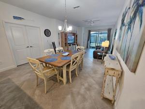TV/Unterhaltungsangebot in der Unterkunft Close to Englewood and Boca Grande beach, monthly New Vacation Villa