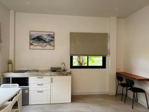 Nhà bếp/bếp nhỏ tại Sri Thanu Escape 1