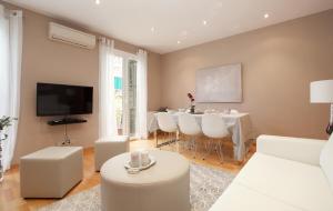sala de estar con sofá blanco y mesa en Stay U-nique Apartments Sepulveda, en Barcelona