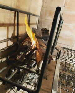 a piece of wood is burning in an oven at Casa de Mar y Barro in Maldonado