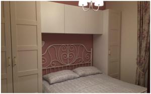 een slaapkamer met een bed en witte kasten bij Il Girasole in Assisi