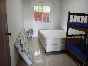 a bedroom with two bunk beds and a window at Tarituba Ilha in Paraty