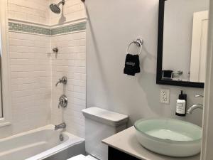 un bagno con lavandino, WC e vasca di Modern Victorian Elegance - 5 Blocks to The US Capitol a Washington Altre 36 foto