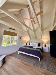 ein Schlafzimmer mit einem Bett und einer gewölbten Decke in der Unterkunft Cottage Hill Creek near the beach and bush in Macmasters Beach