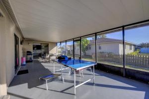 サラソタにあるFamily Fun Ping Pong, Bbq, Walk To Park Nearbyの家のバルコニーに卓球台