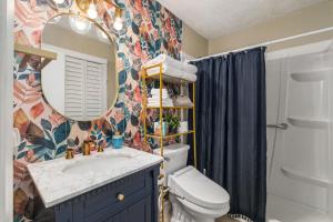 Ein Badezimmer in der Unterkunft Havana Hideaway 3BR Home with Private Pool and Dedicated Office