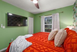 Ein Bett oder Betten in einem Zimmer der Unterkunft Havana Hideaway 3BR Home with Private Pool and Dedicated Office