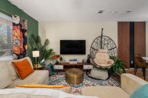 TV/Unterhaltungsangebot in der Unterkunft Havana Hideaway 3BR Home with Private Pool and Dedicated Office