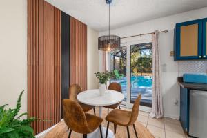 Der Swimmingpool an oder in der Nähe von Havana Hideaway 3BR Home with Private Pool and Dedicated Office