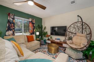Ein Sitzbereich in der Unterkunft Havana Hideaway 3BR Home with Private Pool and Dedicated Office