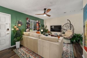 TV/Unterhaltungsangebot in der Unterkunft Havana Hideaway 3BR Home with Private Pool and Dedicated Office