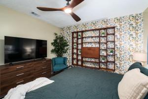 TV/Unterhaltungsangebot in der Unterkunft Havana Hideaway 3BR Home with Private Pool and Dedicated Office