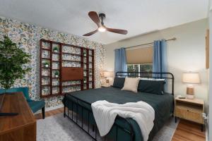 ein Schlafzimmer mit einem Bett und einem Deckenventilator in der Unterkunft Havana Hideaway 3BR Home with Private Pool and Dedicated Office in St. Augustine + 27 Fotos