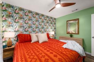 Ein Bett oder Betten in einem Zimmer der Unterkunft Havana Hideaway 3BR Home with Private Pool and Dedicated Office