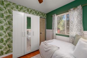 Ein Bett oder Betten in einem Zimmer der Unterkunft Havana Hideaway 3BR Home with Private Pool and Dedicated Office