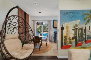 Ein Sitzbereich in der Unterkunft Havana Hideaway 3BR Home with Private Pool and Dedicated Office