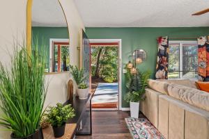 Ein Sitzbereich in der Unterkunft Havana Hideaway 3BR Home with Private Pool and Dedicated Office