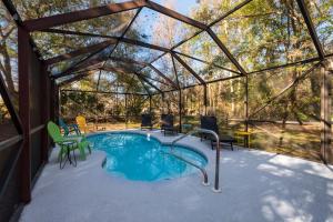Der Swimmingpool an oder in der Nähe von Havana Hideaway 3BR Home with Private Pool and Dedicated Office