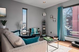 un salon avec un canapé et une fenêtre dans l'établissement Vitalia Fantastic 1BR Studio Downtown, à Traverse City