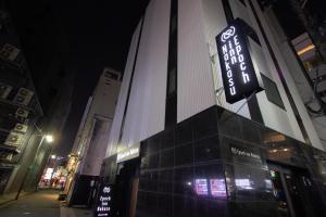 福岡市にあるEpoch inn Nakasuの夜間の建物脇の看板